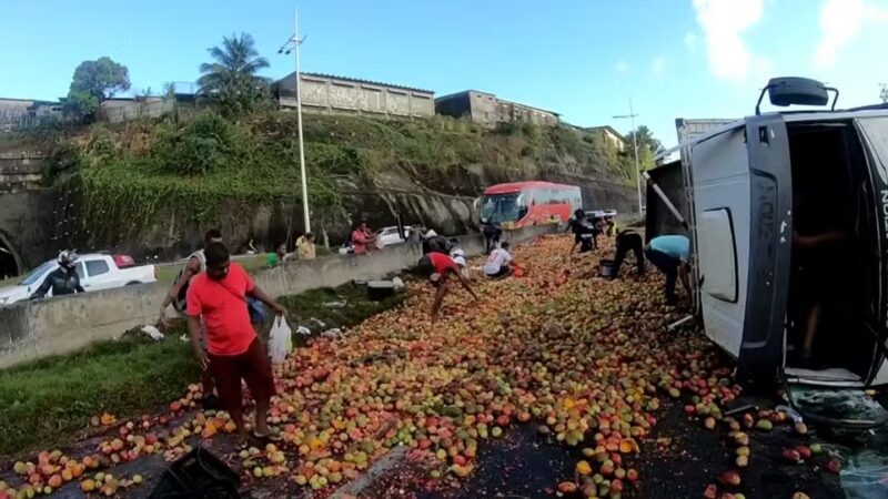 Caminhão carregado de frutas tomba na BR-324 e causa congestionamento em Salvador