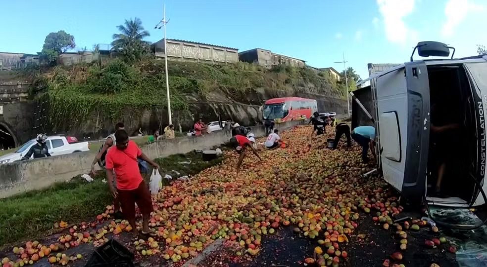 Caminhão carregado de frutas tomba na BR-324 e causa congestionamento em Salvador