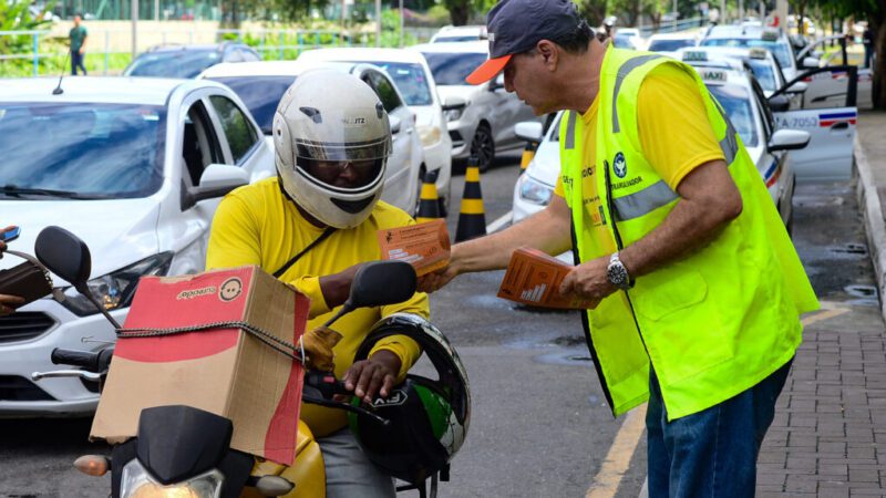 Transalvador promove ação educativa com motociclistas e pedestres durante o Maio Amarelo