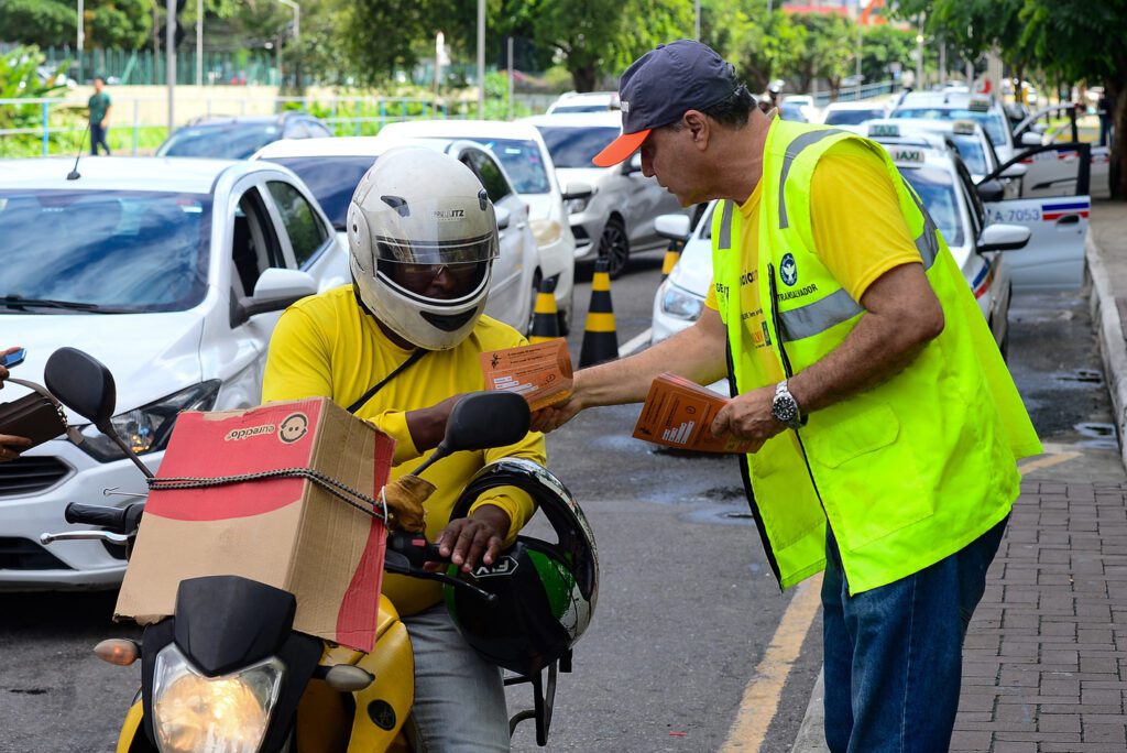 Transalvador promove ação educativa com motociclistas e pedestres durante o Maio Amarelo