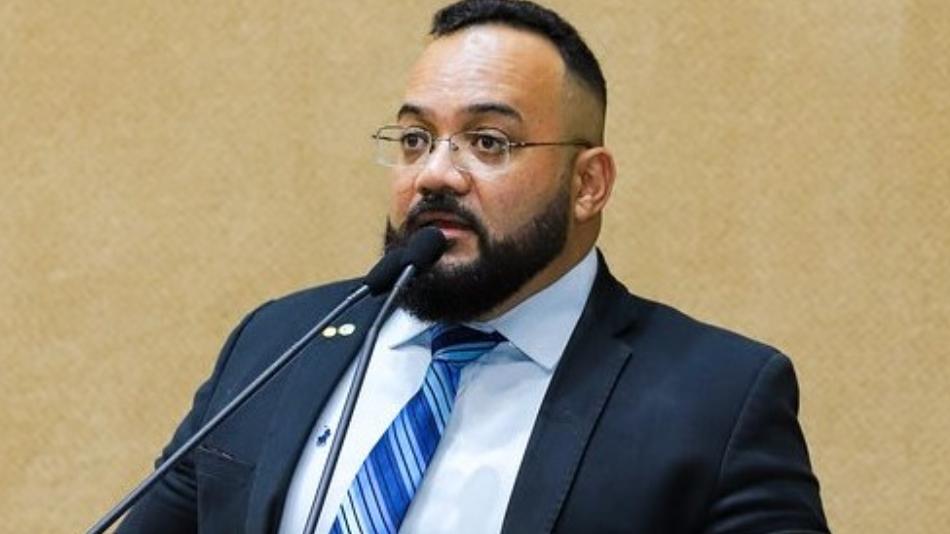 Deputado Leandro de Jesus critica projeto que propõe data comemorativa para a prostituição em Salvador