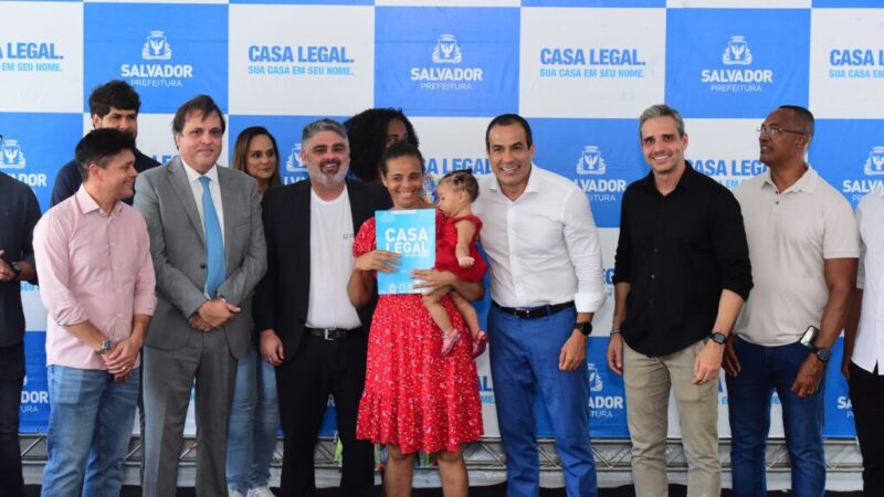 Prefeitura de Salvador entrega quase 2 mil escrituras a moradores do Alto do Coqueirinho