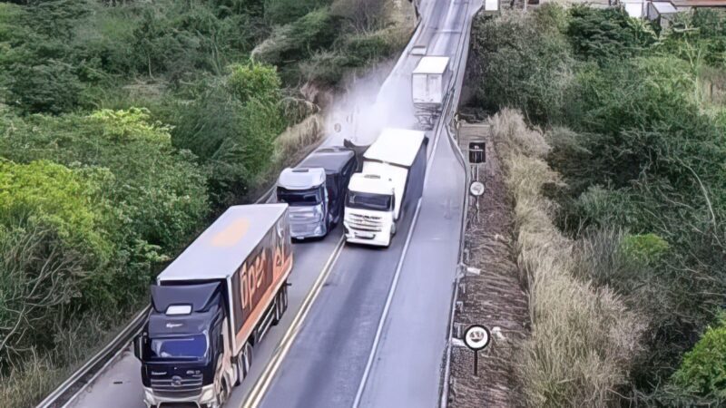 Carreta desgovernada provoca acidente com cinco feridos na BR-116, em Cândido Sales