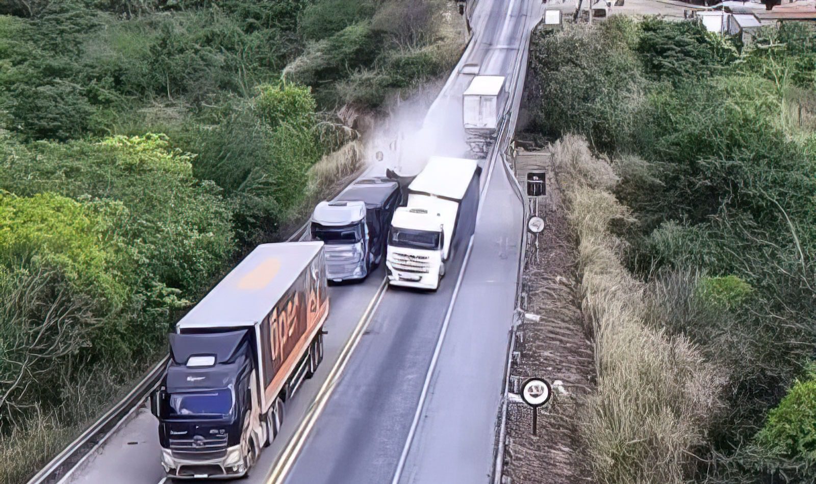Carreta desgovernada provoca acidente com cinco feridos na BR-116, em Cândido Sales