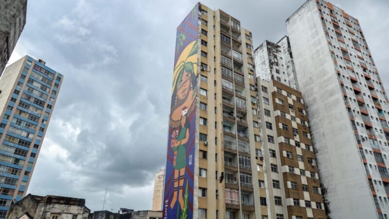 Mega-mural indígena transforma paisagem de Salvador na 4ª edição do Projeto MURAL