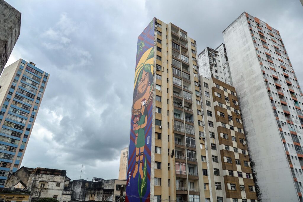 Mega-mural indígena transforma paisagem de Salvador na 4ª edição do Projeto MURAL