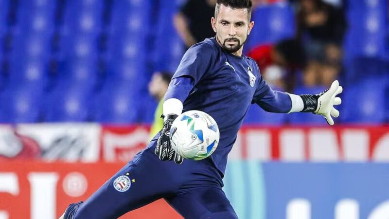 Erro de comunicação entre zagueiro e goleiro culmina em eliminação do Bahia na Sul-Americana