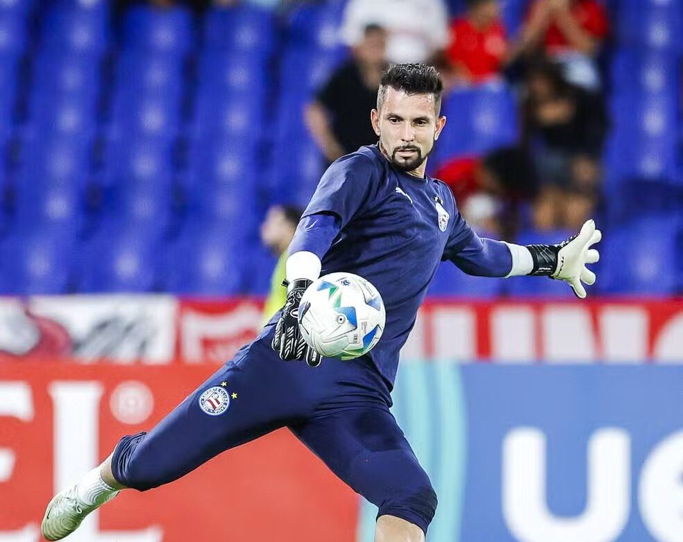 Erro de comunicação entre zagueiro e goleiro culmina em eliminação do Bahia na Sul-Americana