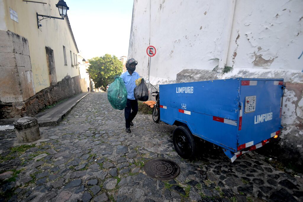 Salvador é a única capital do Brasil com 100% de cobertura na coleta de lixo domiciliar
