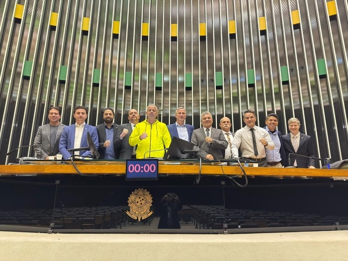 Oposição bolsonarista protesta no Congresso após prisão domiciliar de Bolsonaro