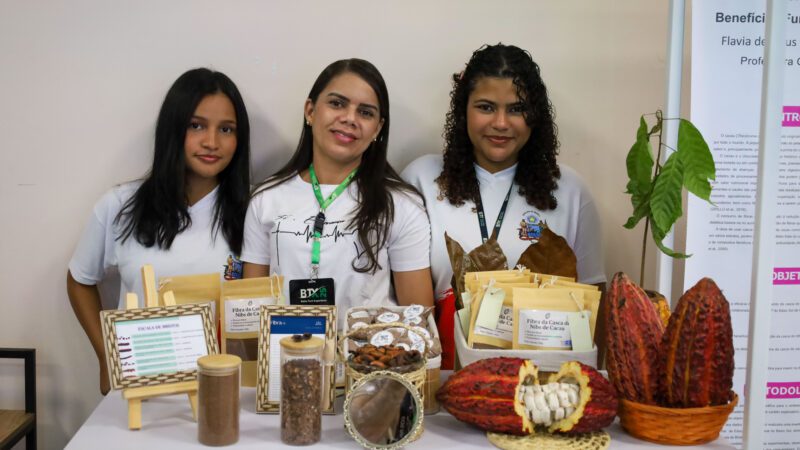 Estudantes de Gandu utilizam casca do nibs do cacau para combater constipação intestinal